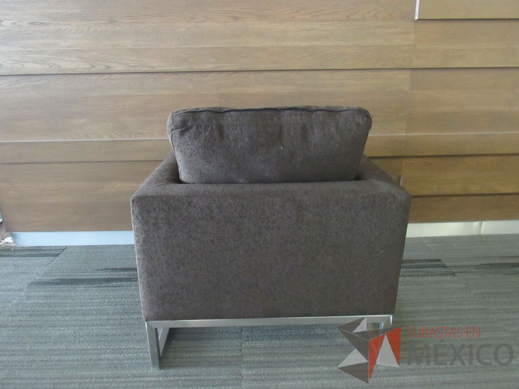 INV 098 - Sillón de 1 plaza con base metálica, asiento y respaldo en tela color café - Imagen 8