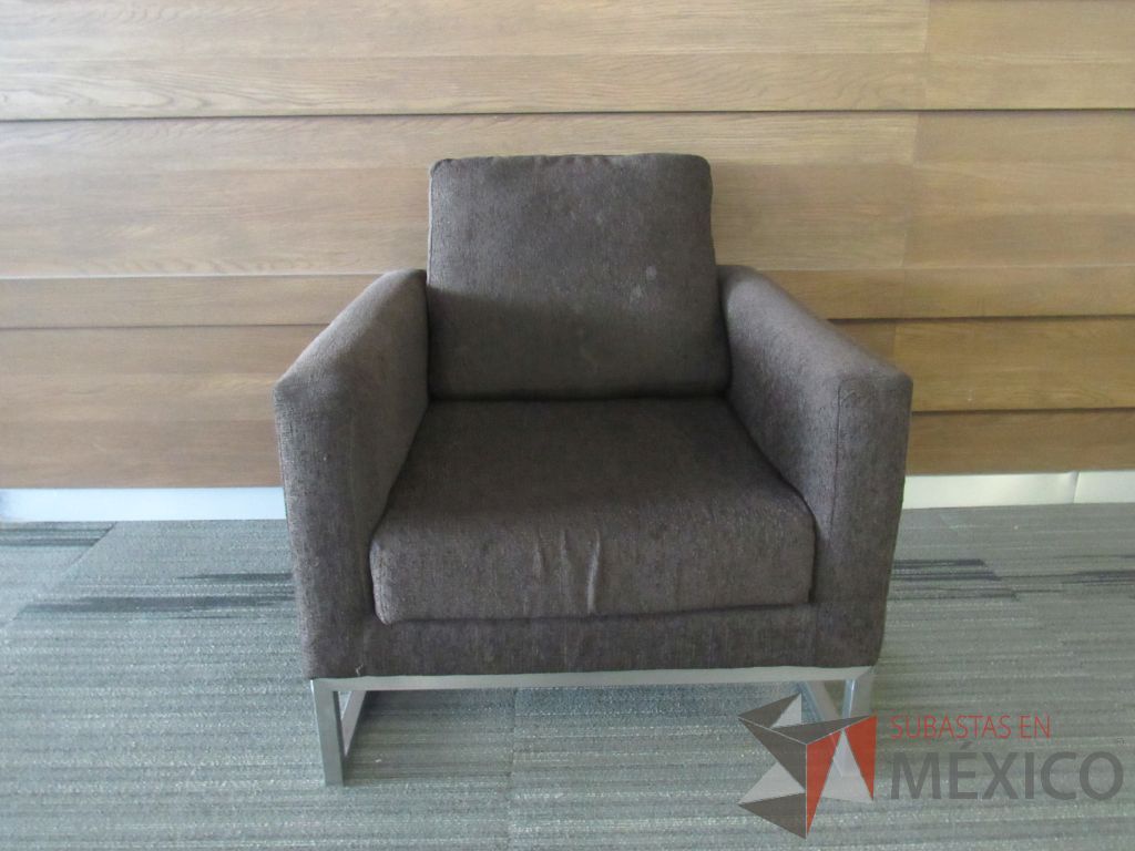 INV 098 - Sillón de 1 plaza con base metálica, asiento y respaldo en tela color café - Imagen 10