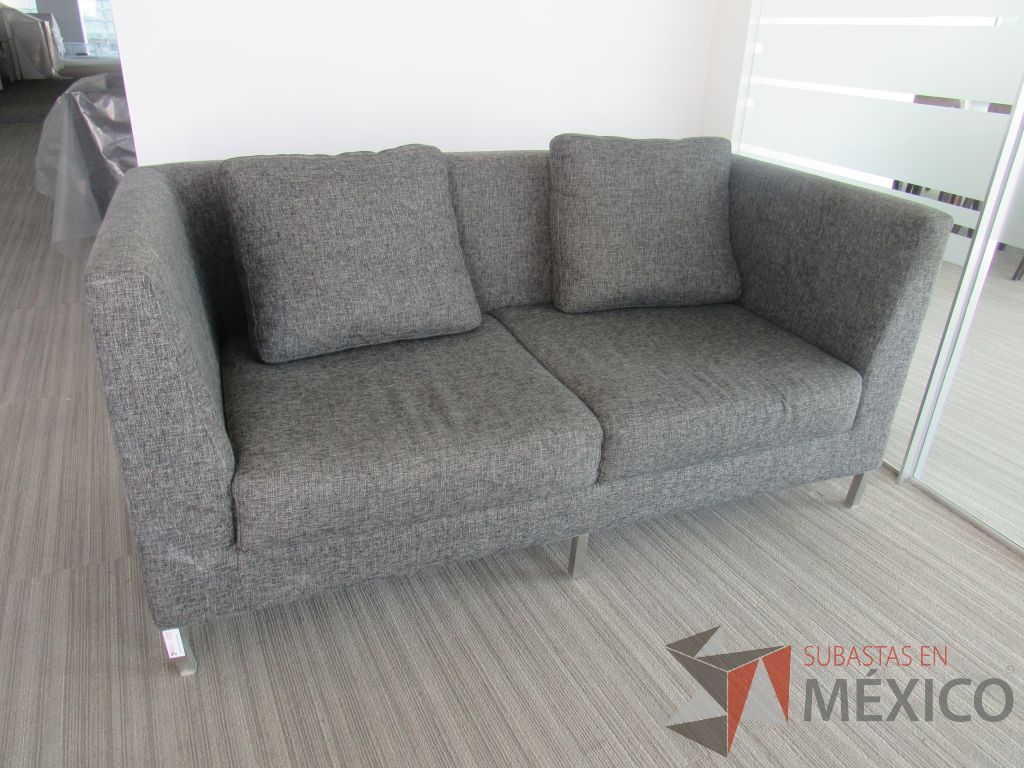 INV 100 - Sillón de 2 plazas con base metálica, asiento y respaldo en tela color gris
