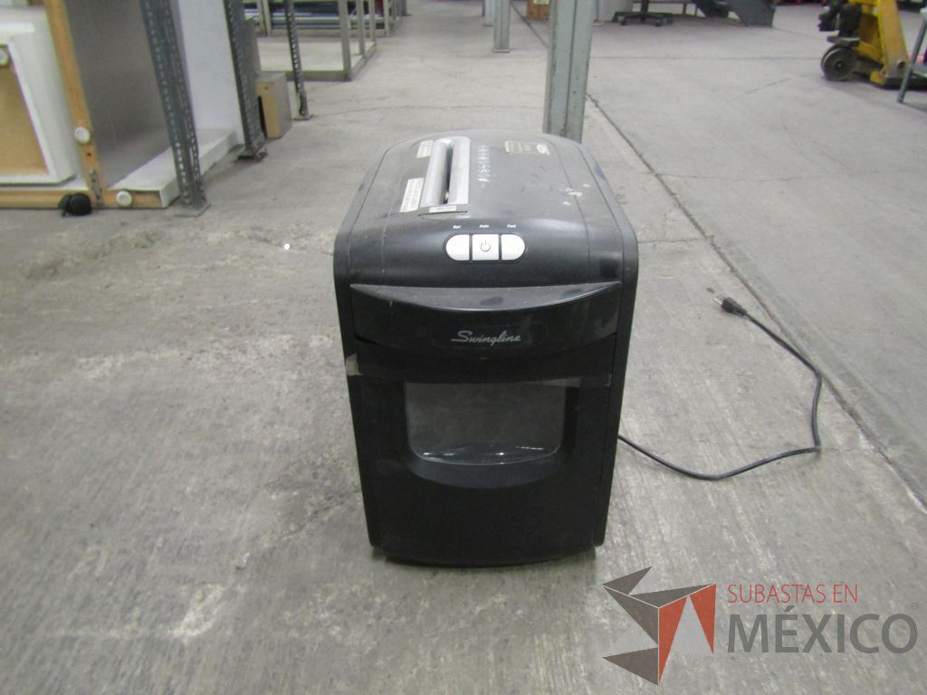 Lote 005 - 250 Lámparas de luz negra y 100 trituradoras de papel