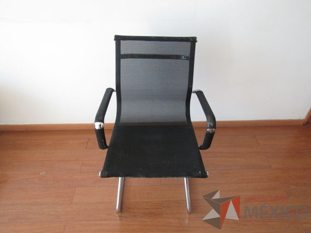 Lote 028 - 2 Sillas tipo trineo, descansabrazos, asiento y respaldo en malla color negro