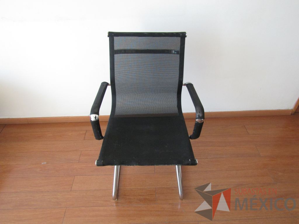 Lote 028 - 2 Sillas tipo trineo, descansabrazos, asiento y respaldo en malla color negro - Imagen 4