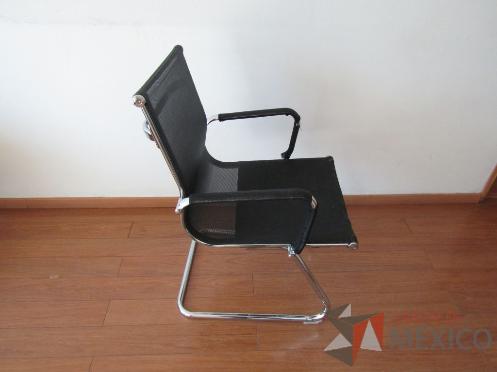 Lote 028 - 2 Sillas tipo trineo, descansabrazos, asiento y respaldo en malla color negro - Imagen 5