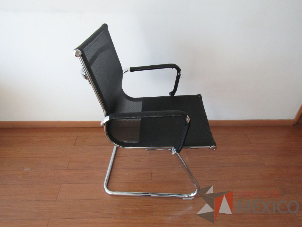 Lote 107 - 2 Sillas tipo trineo, descansabrazos, asiento y respaldo en malla color negro - Imagen 4