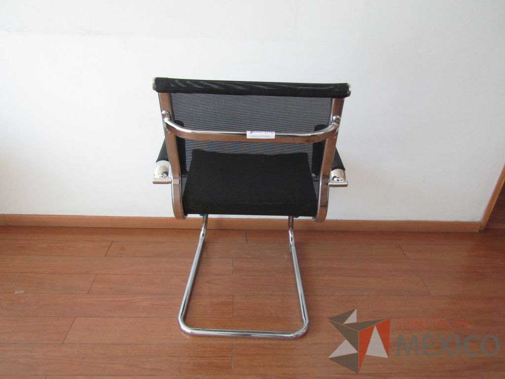 Lote 028 - 2 Sillas tipo trineo, descansabrazos, asiento y respaldo en malla color negro - Imagen 2