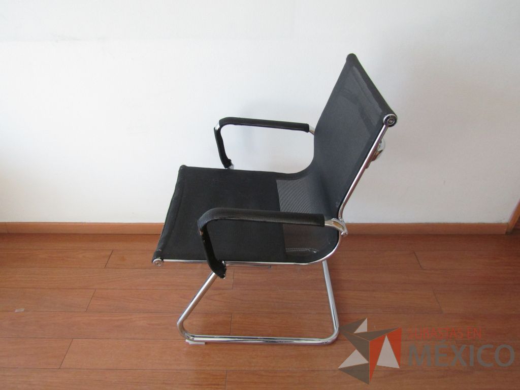 Lote 039 - 2 Sillas tipo trineo, descansabrazos, asiento y respaldo en malla color negro - Imagen 6