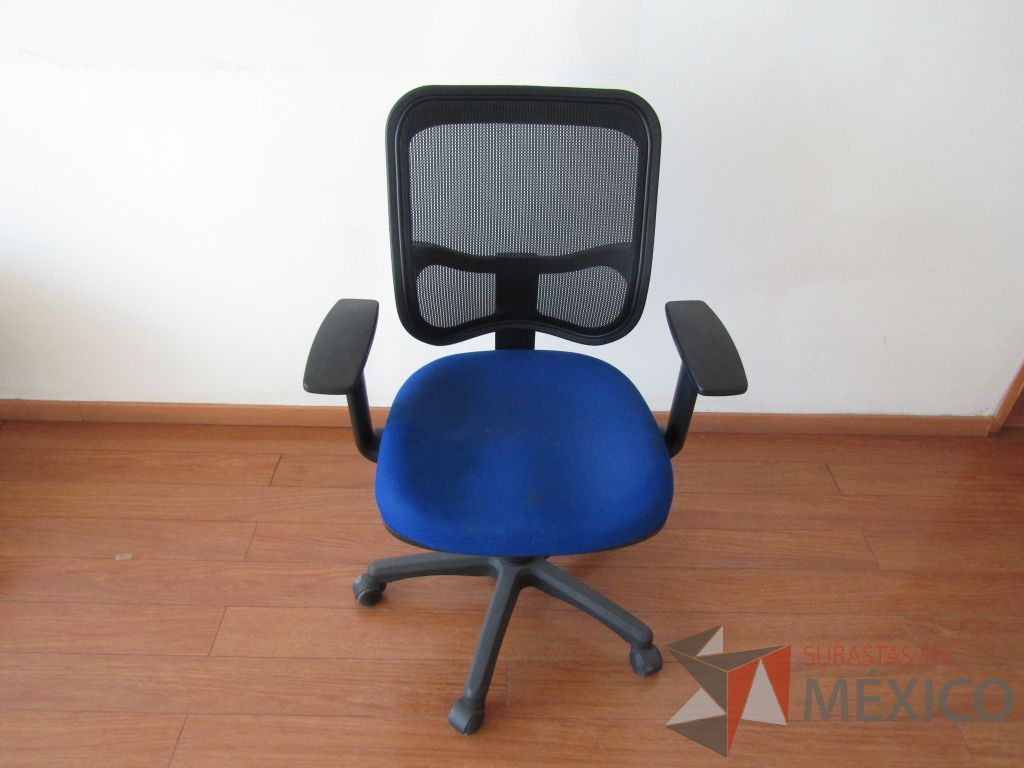 Lote 003 - 3 Sillas ejecutivas con ruedas, descansabrazos fijo, asiento en tela color azul y respaldo en malla