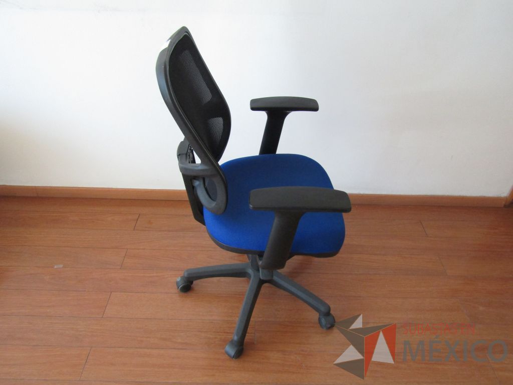 Lote 003 - 3 Sillas ejecutivas con ruedas, descansabrazos fijo, asiento en tela color azul y respaldo en malla - Imagen 2
