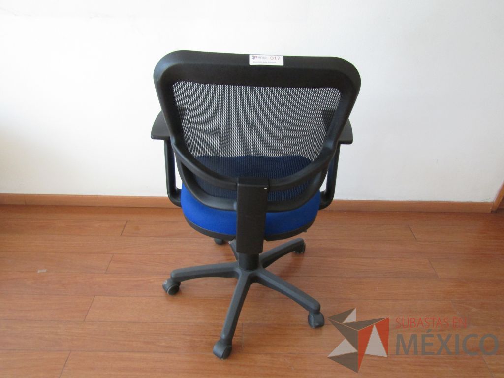 Lote 003 - 3 Sillas ejecutivas con ruedas, descansabrazos fijo, asiento en tela color azul y respaldo en malla - Imagen 3