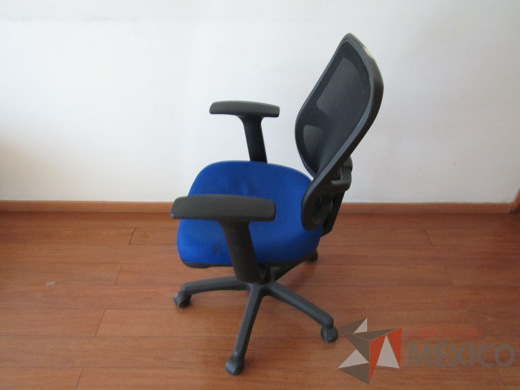Lote 003 - 3 Sillas ejecutivas con ruedas, descansabrazos fijo, asiento en tela color azul y respaldo en malla - Imagen 4