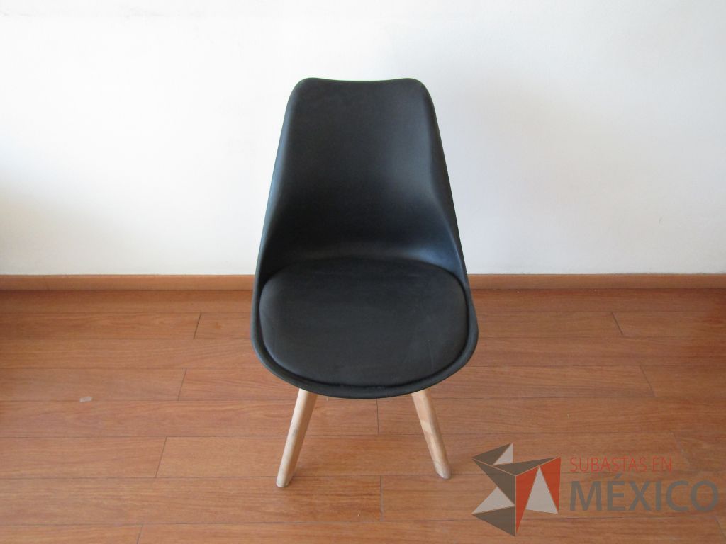 Lote 019 - 2 Sillas fijas, patas de madera , asiento tipo piel color negro y respaldo de plástico color negro