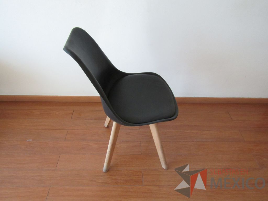 Lote 029 - 2 Sillas fijas, patas de madera , asiento tipo piel color negro y respaldo de plástico color negro - Imagen 2
