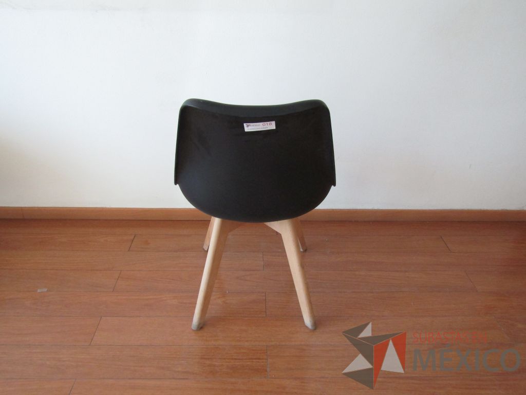 Lote 019 - 2 Sillas fijas, patas de madera , asiento tipo piel color negro y respaldo de plástico color negro - Imagen 3
