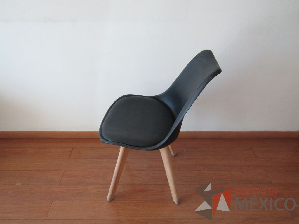 Lote 019 - 2 Sillas fijas, patas de madera , asiento tipo piel color negro y respaldo de plástico color negro - Imagen 4