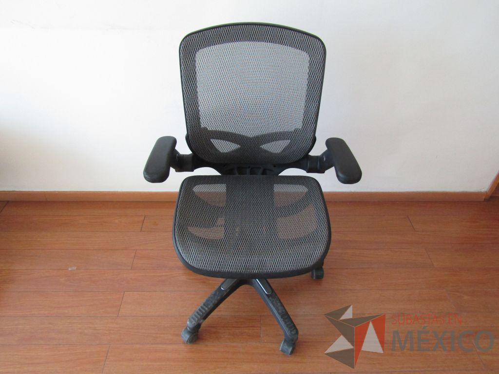 Lote 009 - 5 Sillas ejecutivas con ruedas, descansabrazos fijo, asiento y respaldo en malla color gris - Imagen 3