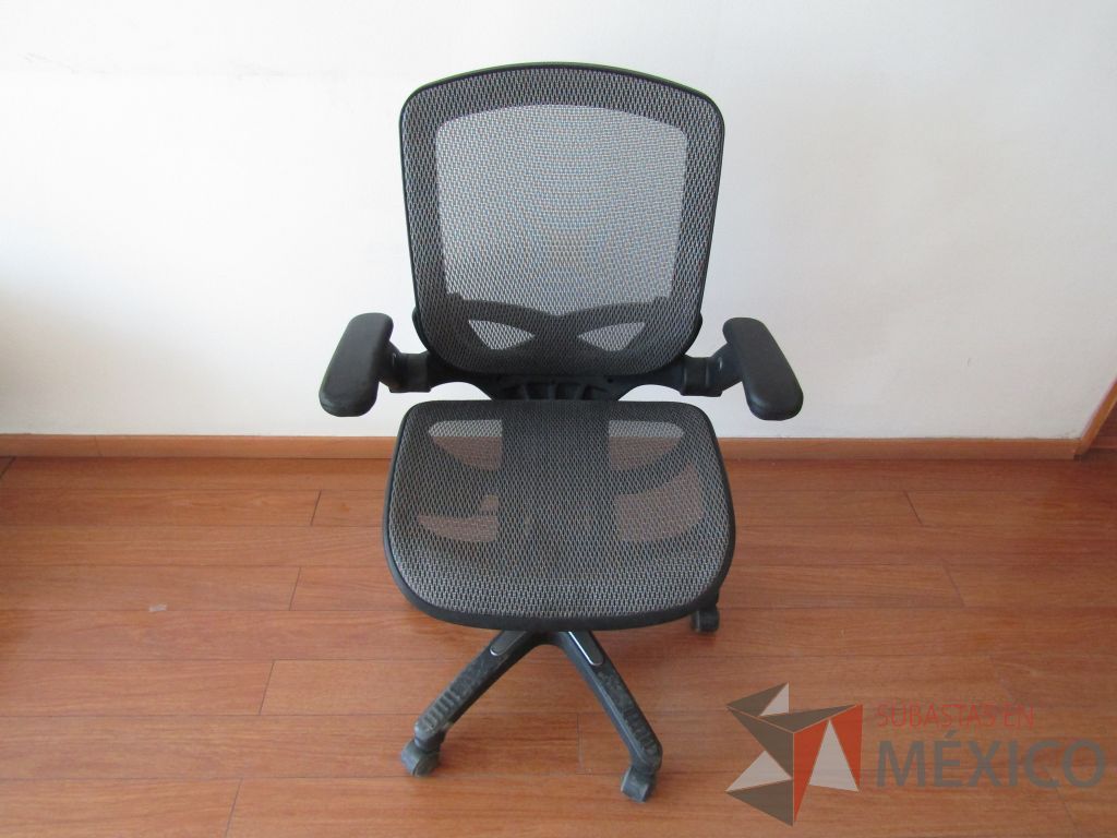 Lote 009 - 5 Sillas ejecutivas con ruedas, descansabrazos fijo, asiento y respaldo en malla color gris
