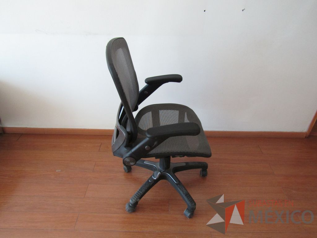 Lote 009 - 5 Sillas ejecutivas con ruedas, descansabrazos fijo, asiento y respaldo en malla color gris - Imagen 4