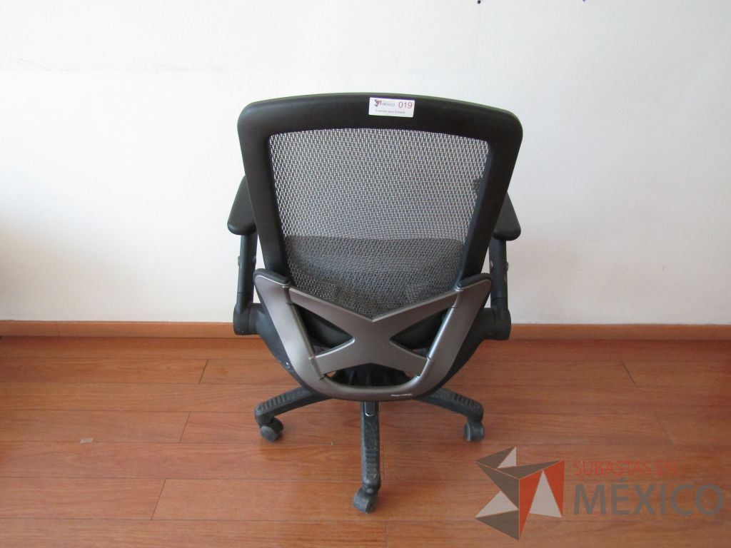 Lote 009 - 5 Sillas ejecutivas con ruedas, descansabrazos fijo, asiento y respaldo en malla color gris - Imagen 5
