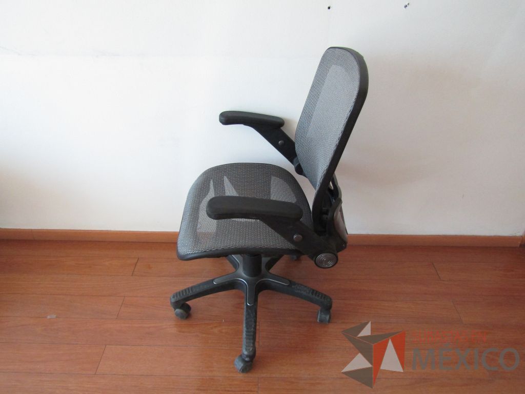 Lote 009 - 5 Sillas ejecutivas con ruedas, descansabrazos fijo, asiento y respaldo en malla color gris - Imagen 2