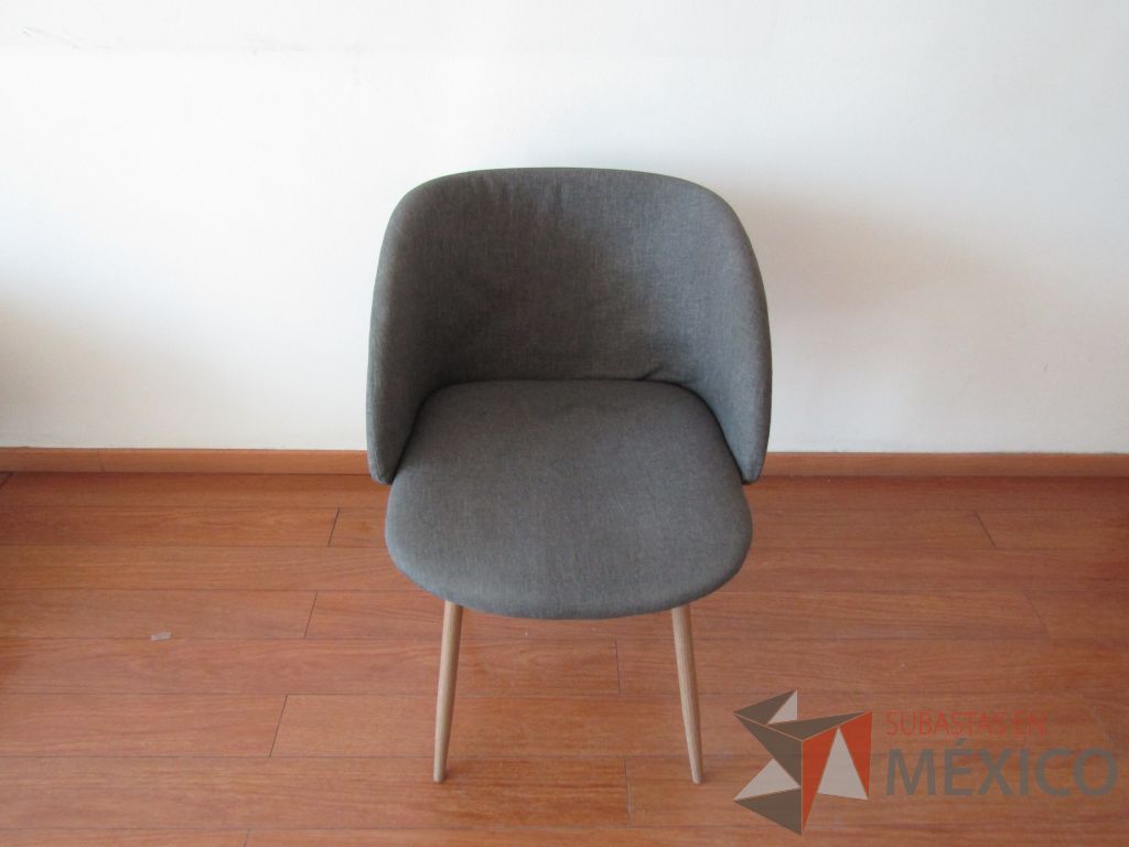 Lote 051 - 3 Sillas fijas, patas de madera, asiento y respaldo en tela color gris