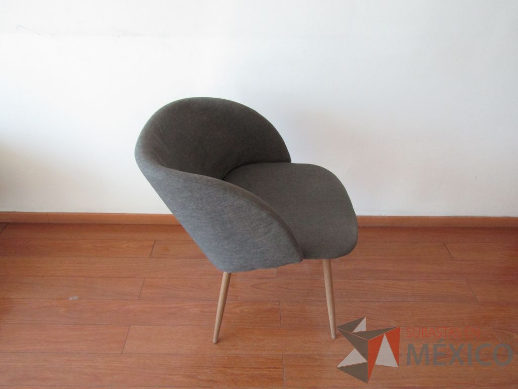Lote 051 - 3 Sillas fijas, patas de madera, asiento y respaldo en tela color gris - Imagen 2
