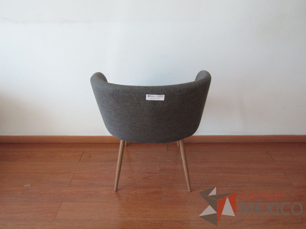 Lote 051 - 3 Sillas fijas, patas de madera, asiento y respaldo en tela color gris - Imagen 3