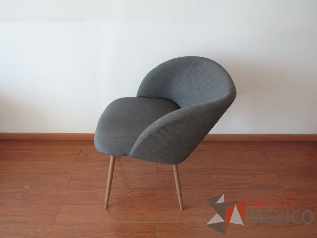 Lote 051 - 3 Sillas fijas, patas de madera, asiento y respaldo en tela color gris - Imagen 4