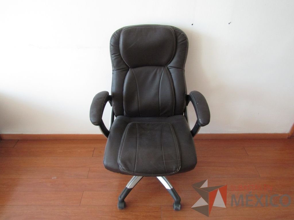 Lote 013 - Silla ejecutiva con ruedas, descansabrazos fijo, asiento y respaldo tipo piel color negro
