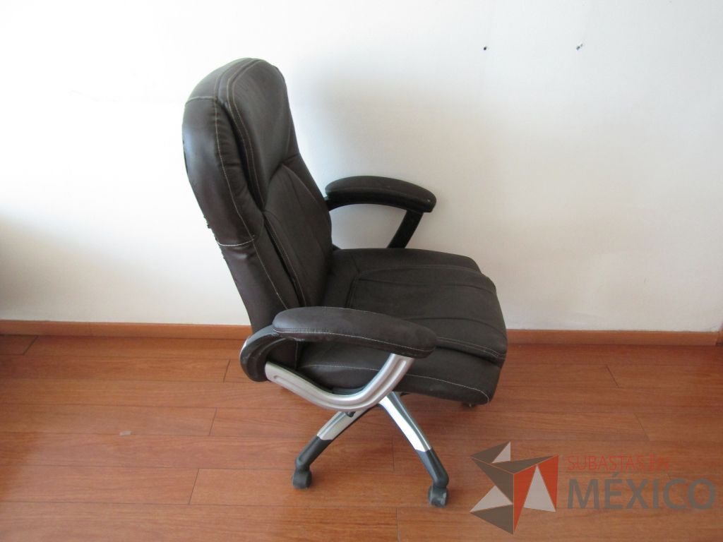 Lote 013 - Silla ejecutiva con ruedas, descansabrazos fijo, asiento y respaldo tipo piel color negro - Imagen 2