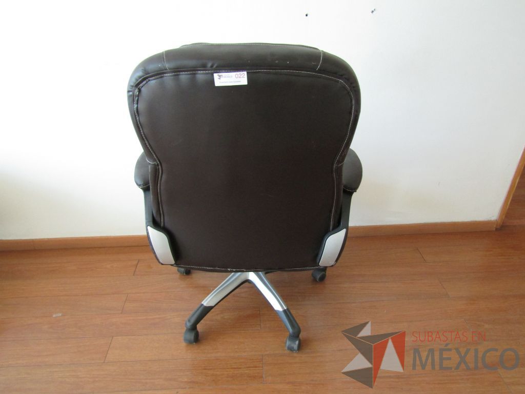 Lote 013 - Silla ejecutiva con ruedas, descansabrazos fijo, asiento y respaldo tipo piel color negro - Imagen 3