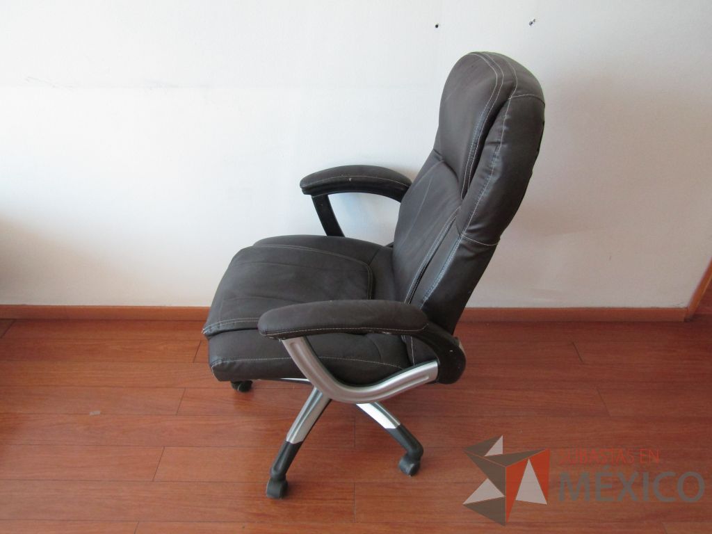 Lote 013 - Silla ejecutiva con ruedas, descansabrazos fijo, asiento y respaldo tipo piel color negro - Imagen 4