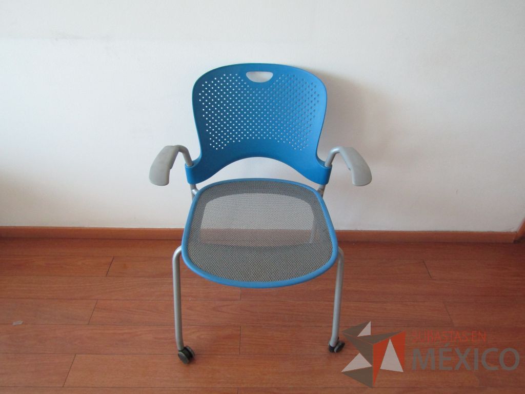 Lote 015 - 5 Sillas de visita con ruedas, descansabrazos fijo, asiento en malla y respaldo de plástico color azul.