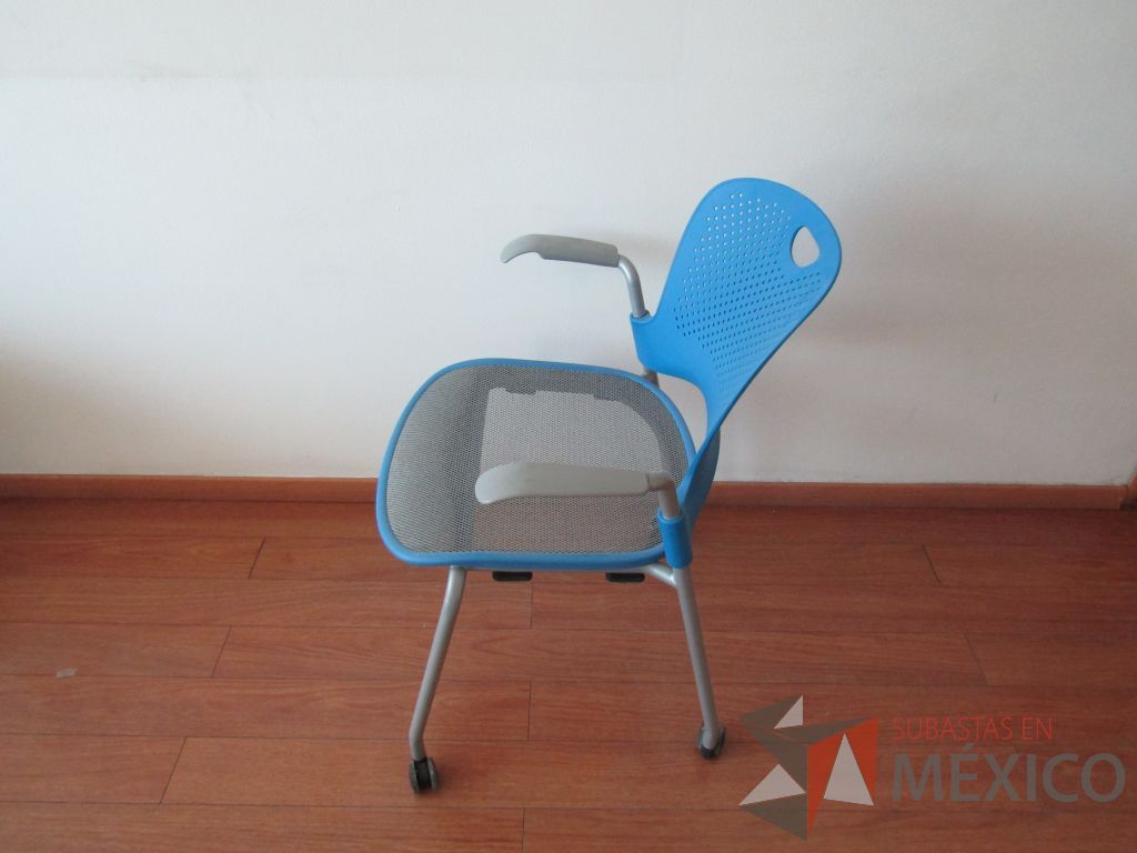 Lote 015 - 5 Sillas de visita con ruedas, descansabrazos fijo, asiento en malla y respaldo de plástico color azul. - Imagen 2