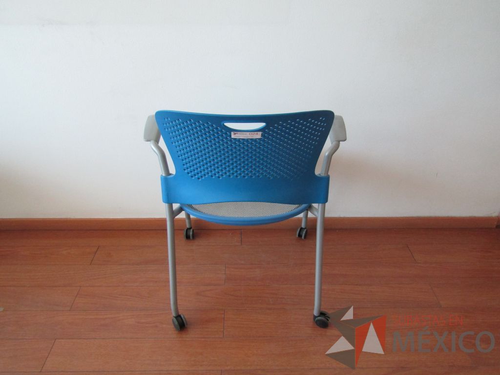 Lote 015 - 5 Sillas de visita con ruedas, descansabrazos fijo, asiento en malla y respaldo de plástico color azul. - Imagen 3