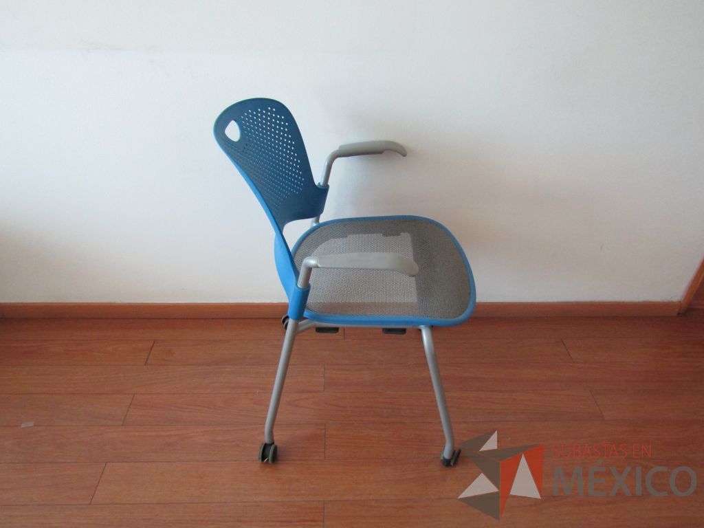 Lote 015 - 5 Sillas de visita con ruedas, descansabrazos fijo, asiento en malla y respaldo de plástico color azul. - Imagen 4