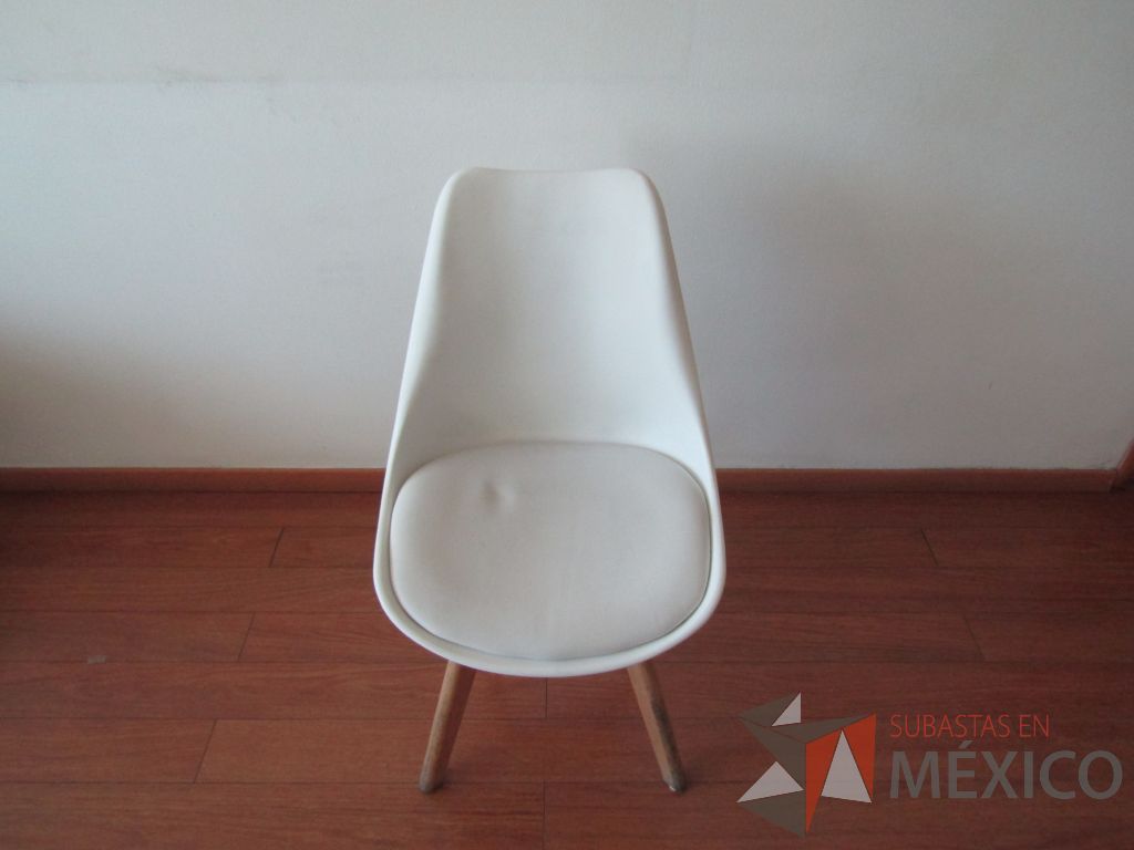 Lote 069 - 4 Sillas fijas, patas de madera , asiento tipo piel color blanco y respaldo de plástico color blanco - Imagen 3