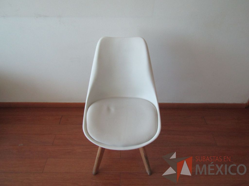 Lote 035 - 4 Sillas fijas, patas de madera , asiento tipo piel color blanco y respaldo de plástico color blanco - Imagen 2
