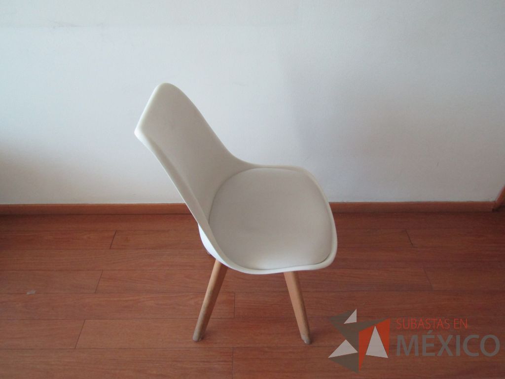 Lote 053 - 4 Sillas fijas, patas de madera , asiento tipo piel color blanco y respaldo de plástico color blanco - Imagen 3