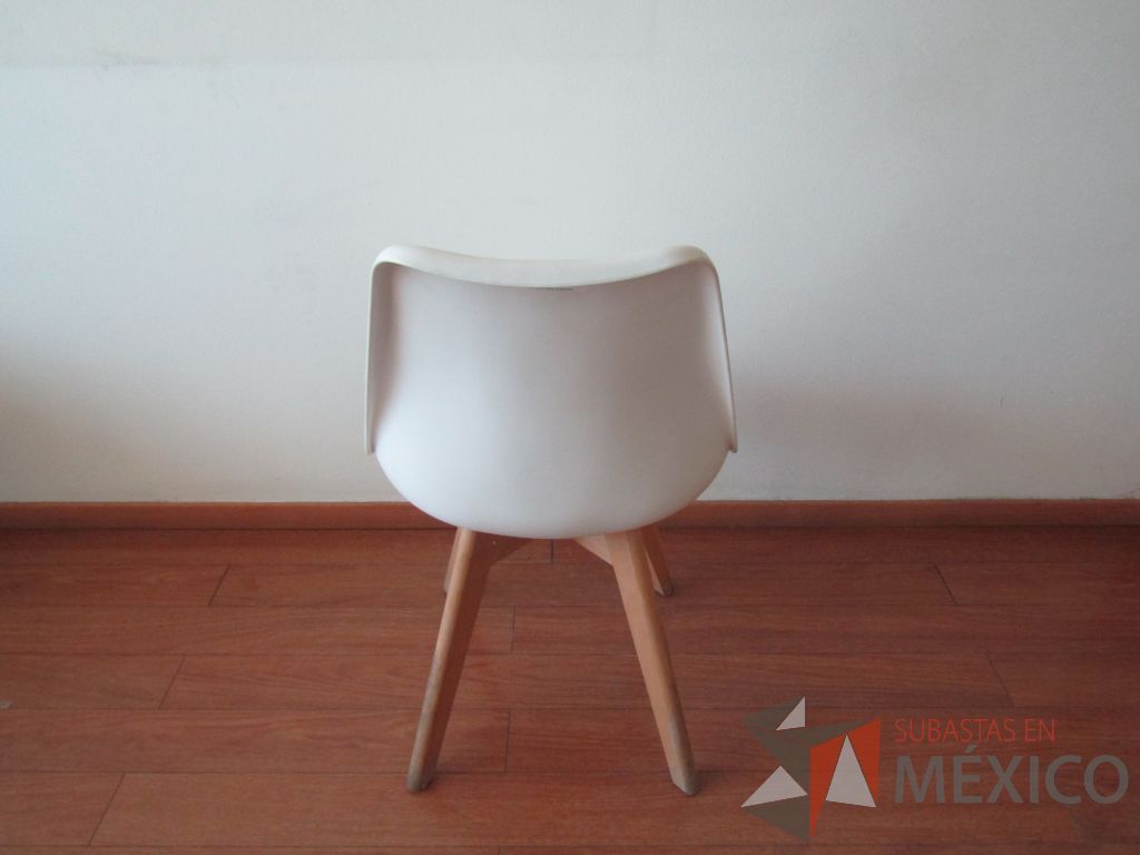 Lote 035 - 4 Sillas fijas, patas de madera , asiento tipo piel color blanco y respaldo de plástico color blanco - Imagen 4