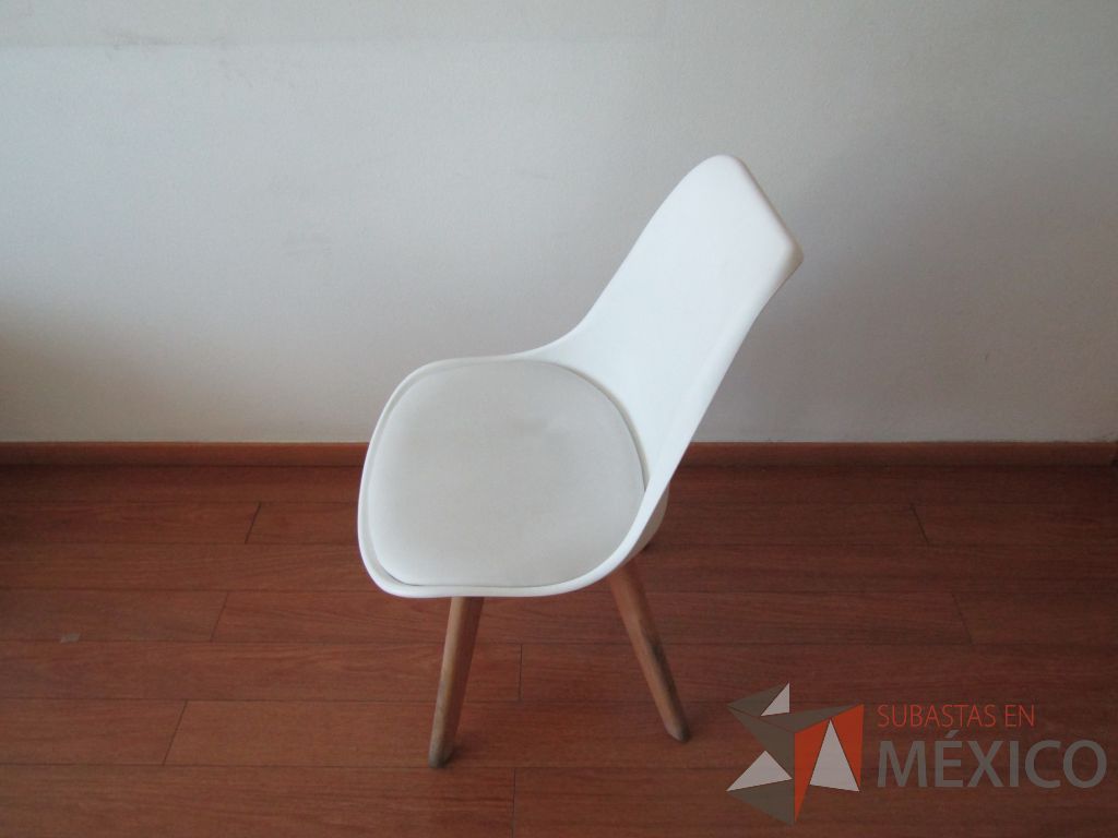 Lote 069 - 4 Sillas fijas, patas de madera , asiento tipo piel color blanco y respaldo de plástico color blanco - Imagen 2