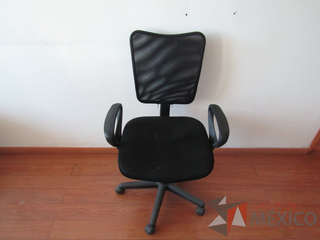 Lote 046 - 2 Sillas ejecutivas con ruedas, descansabrazos fijo, asiento en tela color negro y respaldo en malla