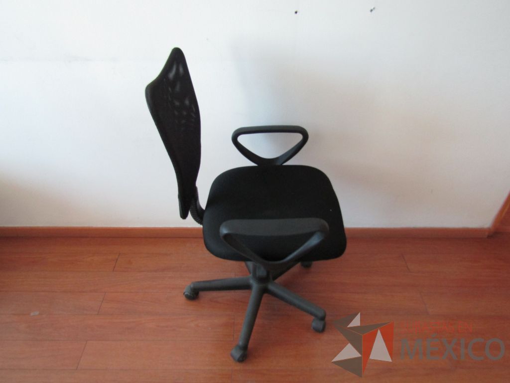 Lote 046 - 2 Sillas ejecutivas con ruedas, descansabrazos fijo, asiento en tela color negro y respaldo en malla - Imagen 2