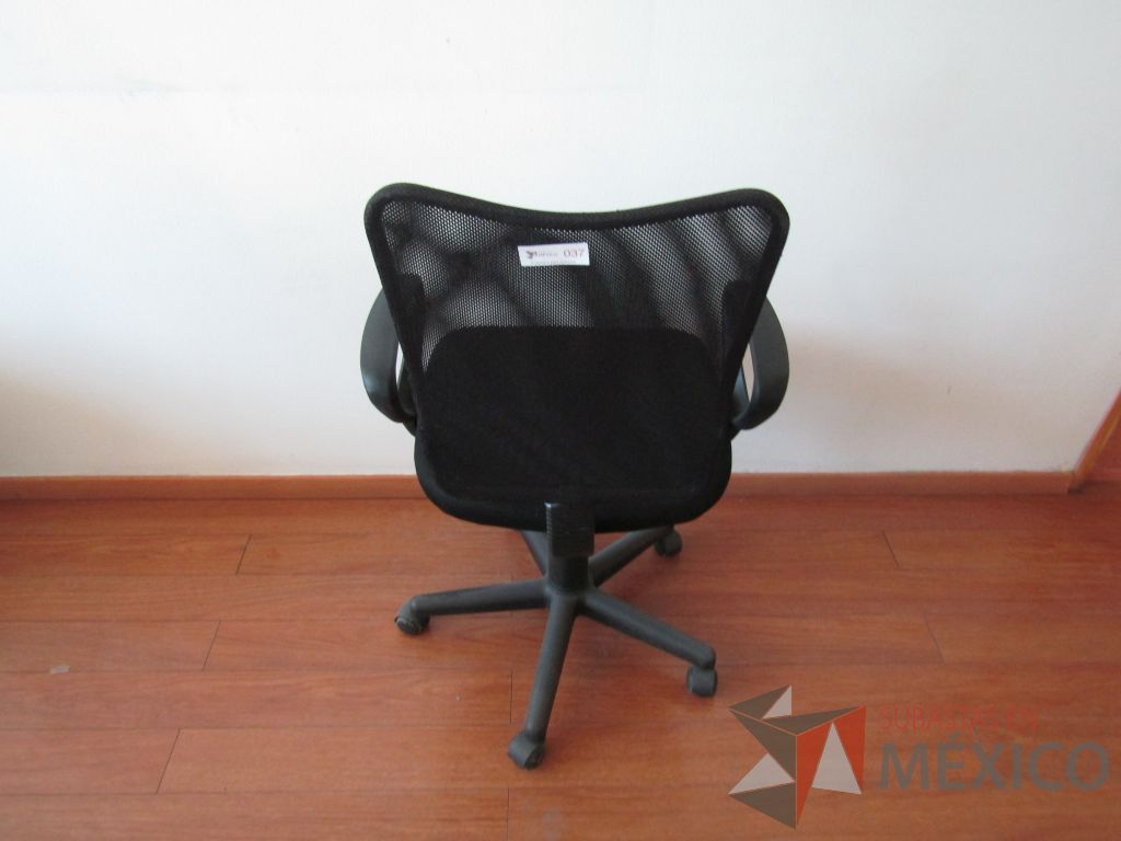 Lote 046 - 2 Sillas ejecutivas con ruedas, descansabrazos fijo, asiento en tela color negro y respaldo en malla - Imagen 3