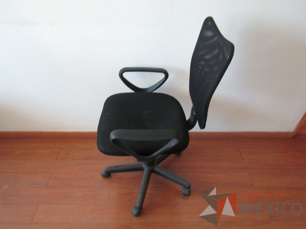 Lote 046 - 2 Sillas ejecutivas con ruedas, descansabrazos fijo, asiento en tela color negro y respaldo en malla - Imagen 4