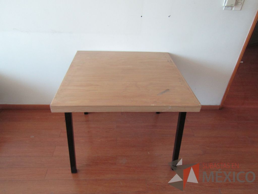 Lote 047 - 3 Mesas de trabajo con estructura métalica y cubierta color madera