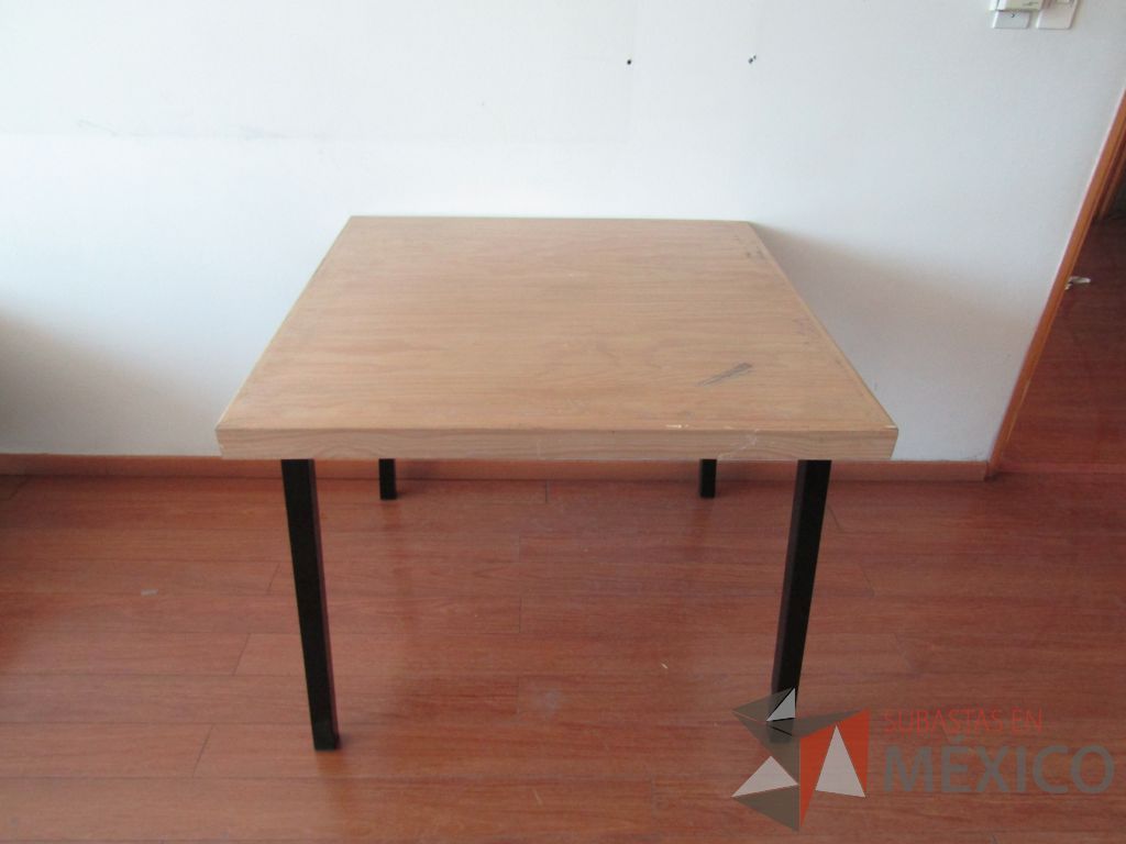 Lote 047 - 3 Mesas de trabajo con estructura métalica y cubierta color madera - Imagen 2