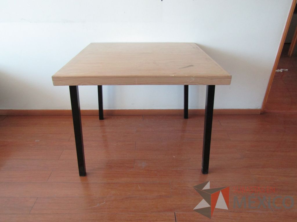 Lote 047 - 3 Mesas de trabajo con estructura métalica y cubierta color madera - Imagen 3