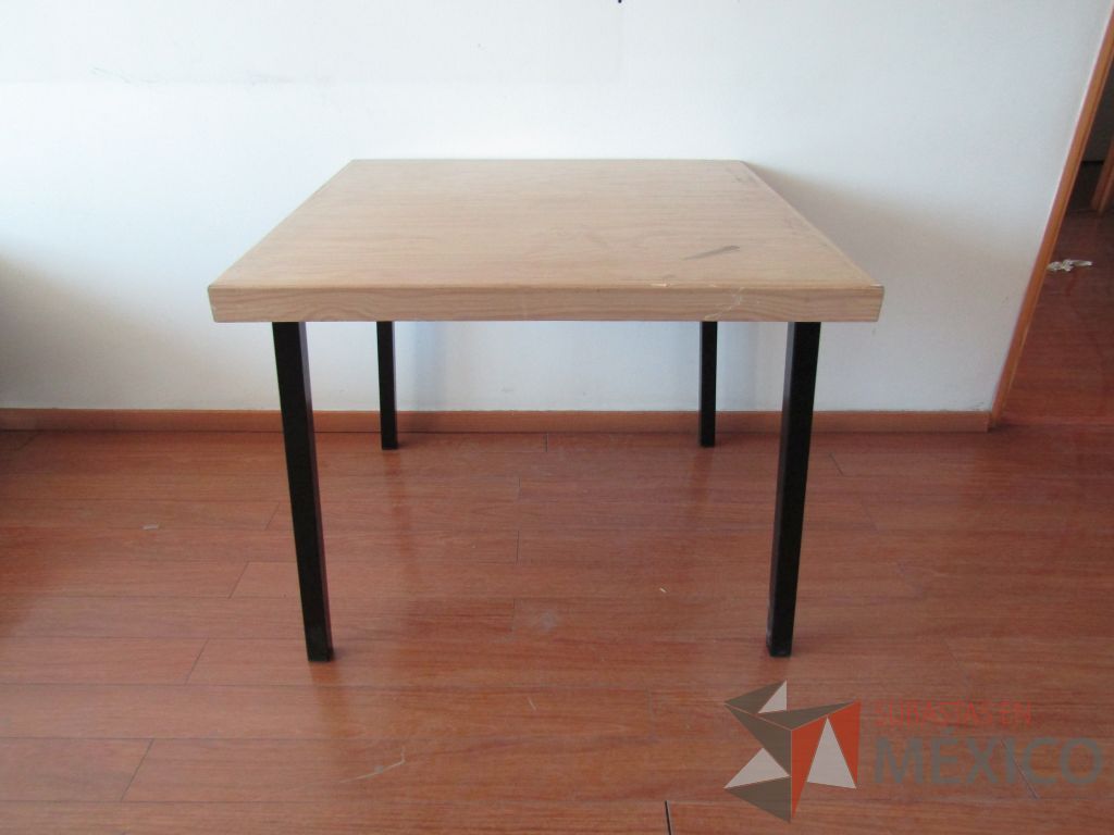 Lote 047 - 3 Mesas de trabajo con estructura métalica y cubierta color madera - Imagen 4