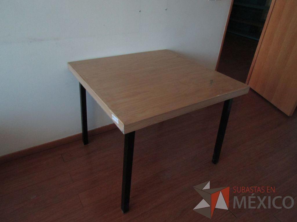 Lote 047 - 3 Mesas de trabajo con estructura métalica y cubierta color madera - Imagen 11