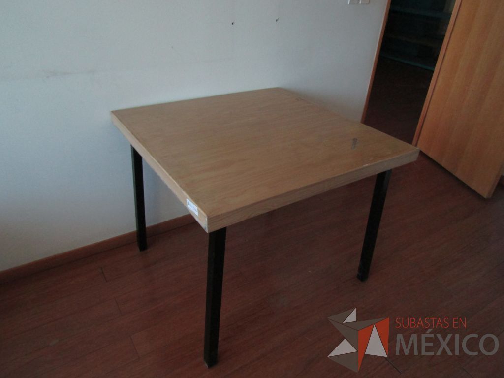 Lote 047 - 3 Mesas de trabajo con estructura métalica y cubierta color madera - Imagen 5